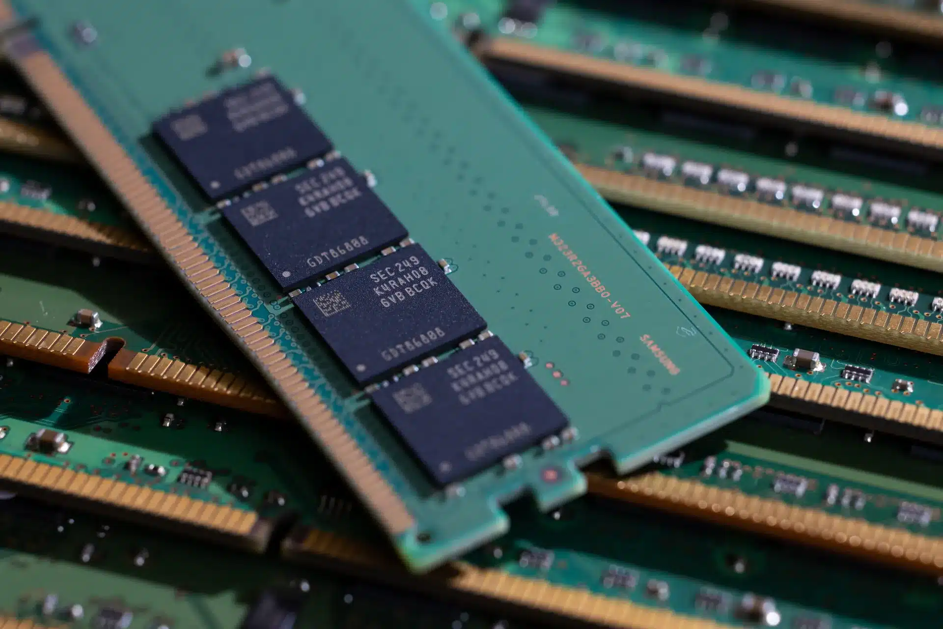 DDR4 vs. DDR5 RAM: Key Differences, Advantages, and Performance Explained